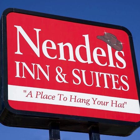 Nendels Inn & Suites Dodge City Airport Exterior foto